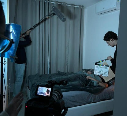 Set — o quarto, de madrugada